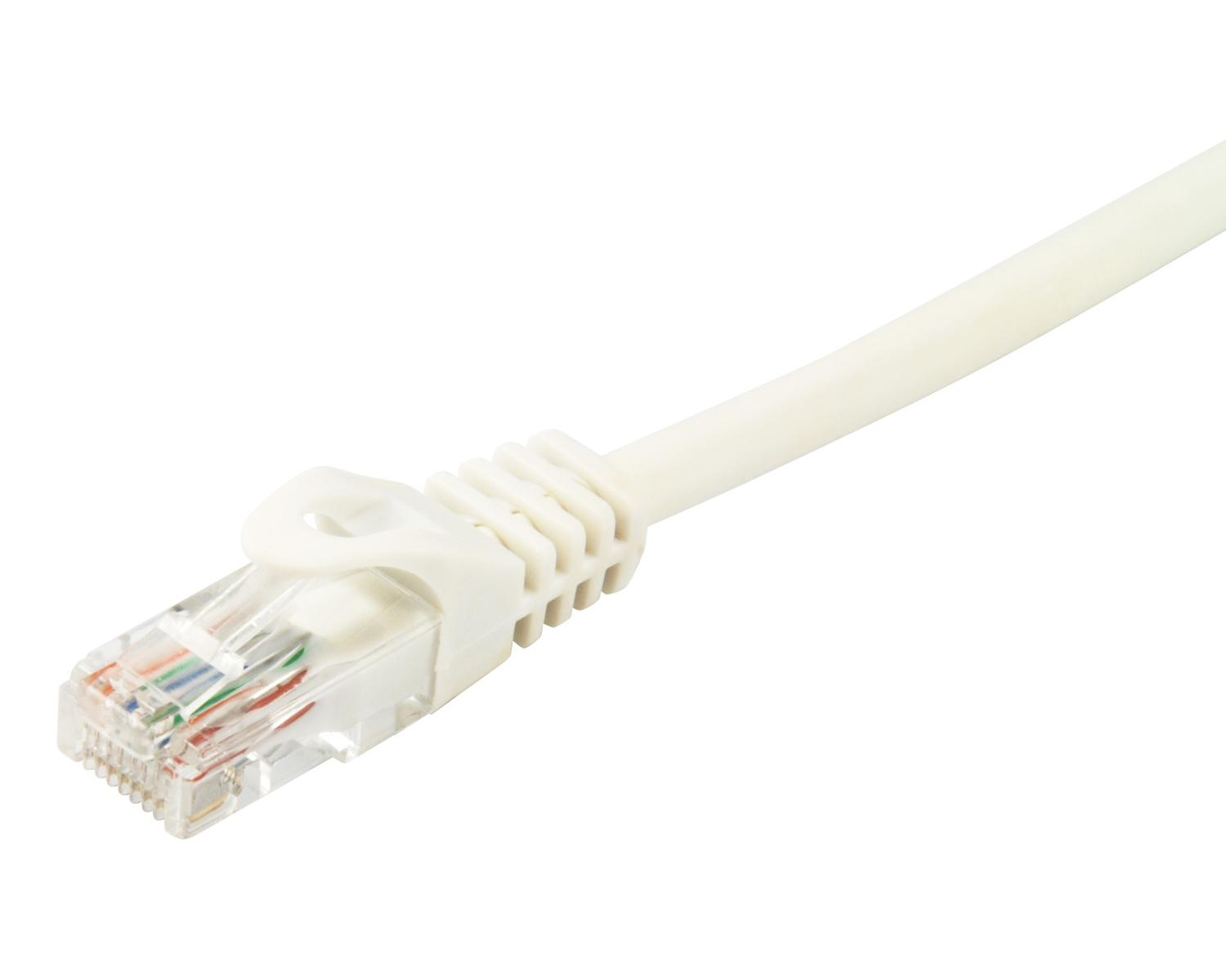 Een witte Ethernet-kabel met een transparante RJ45-connector met gekleurde draden.