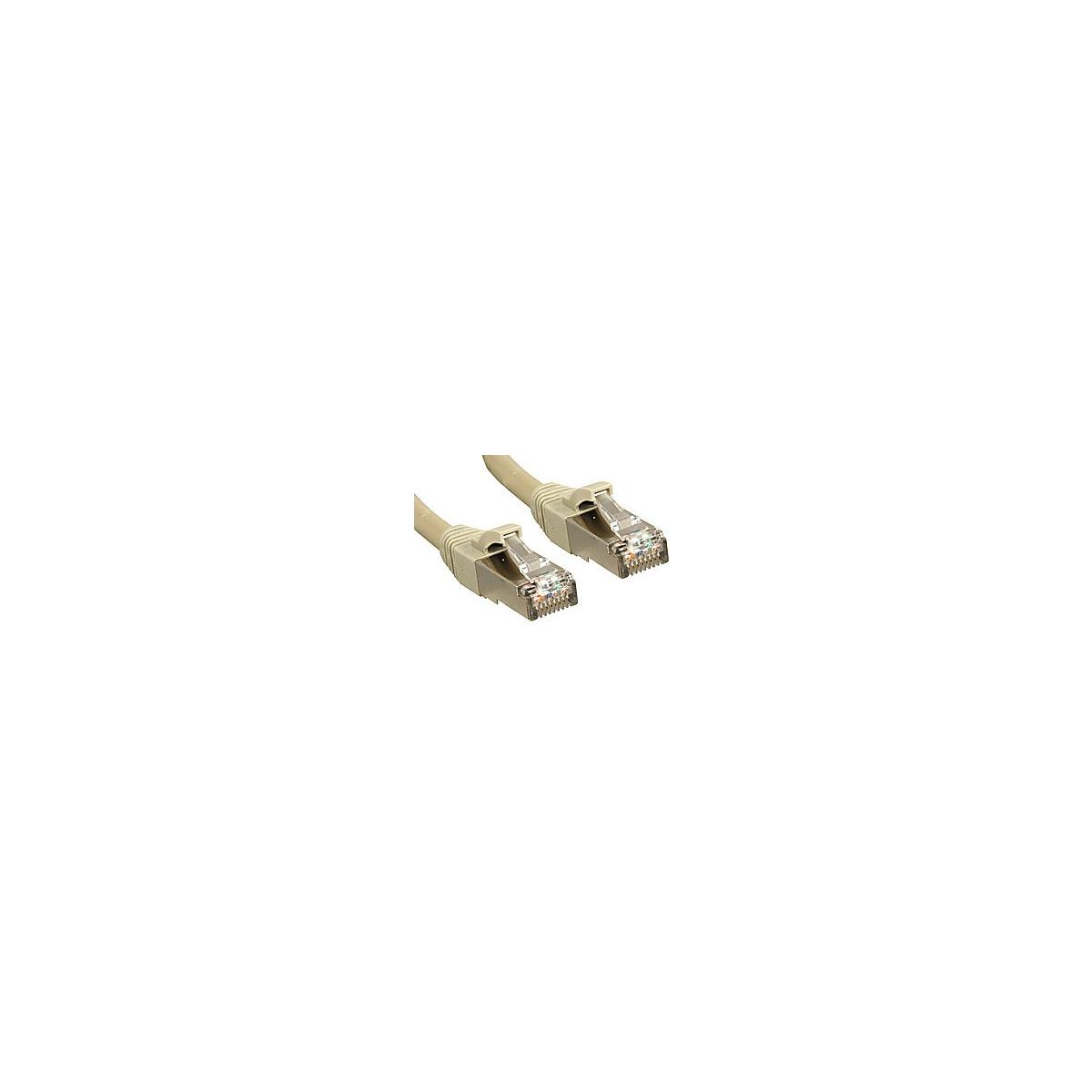 Dos cables de red beige con conectores RJ45 sobre fondo blanco.