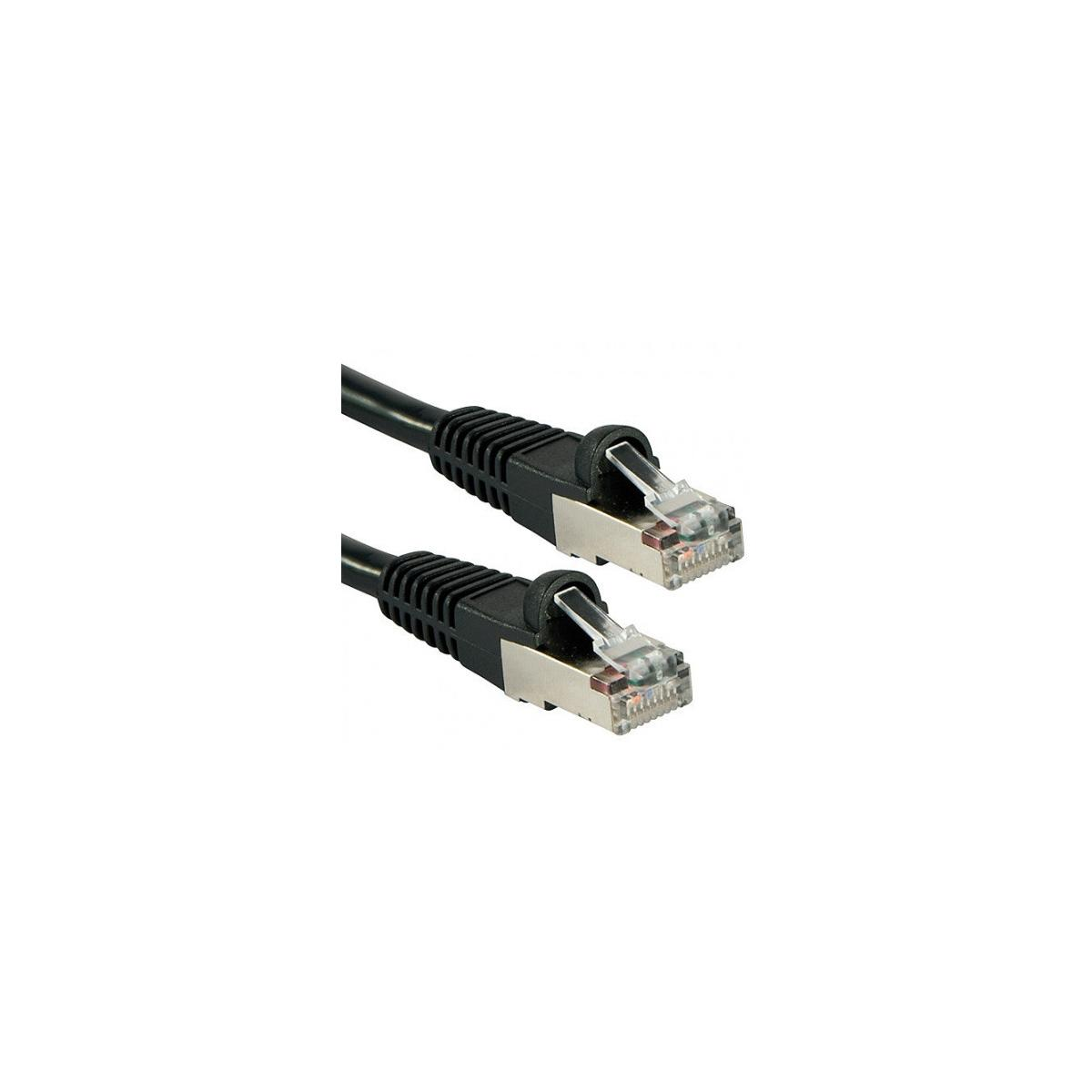 Twee zwarte ethernetkabels met zilveren connectoren op witte achtergrond.