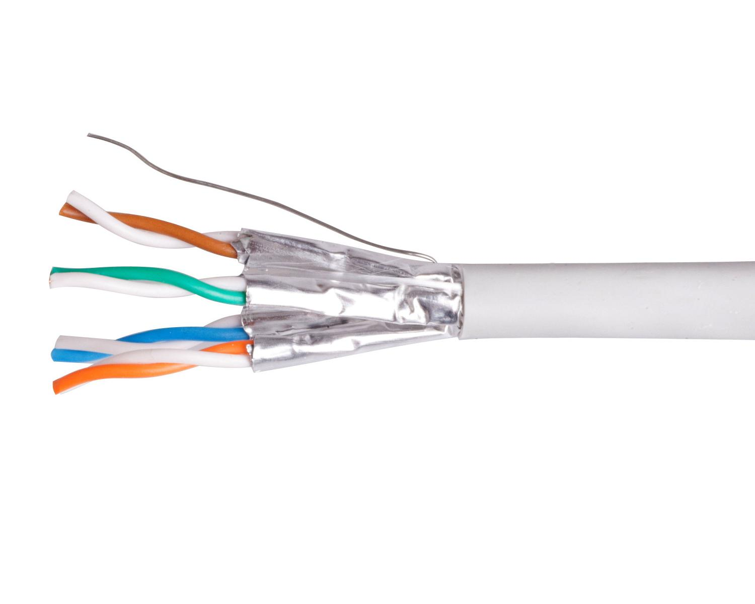 Cables de red expuestos en naranja, verde y azul, bajo lámina plateada.
