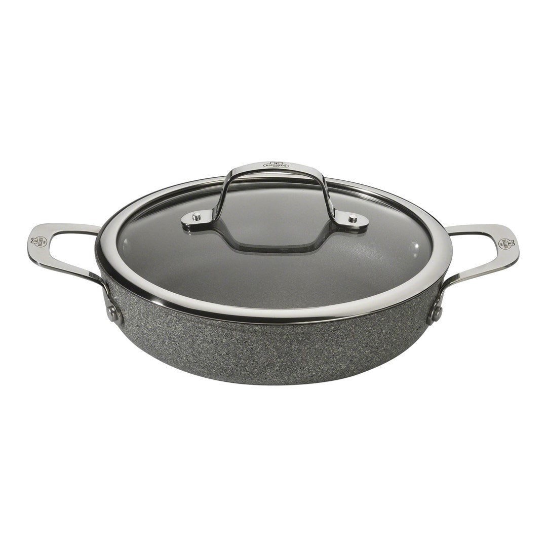 Grijze pan met glazen deksel en twee metalen handvatten, op witte achtergrond.