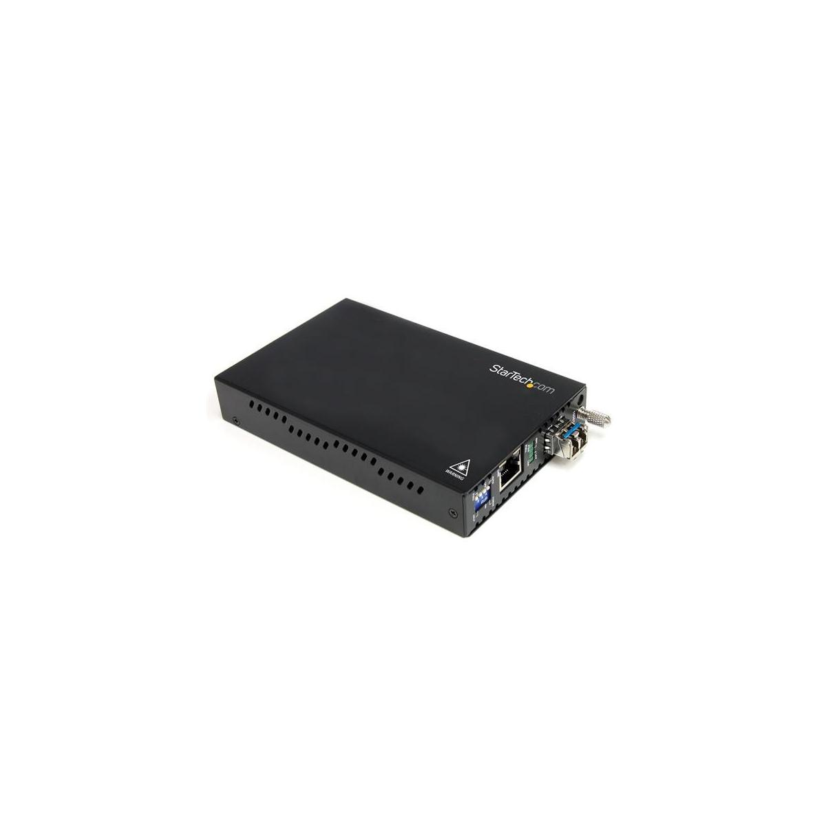 Dispositivo de red StarTech.com negro con puertos y luces indicadoras sobre fondo blanco.