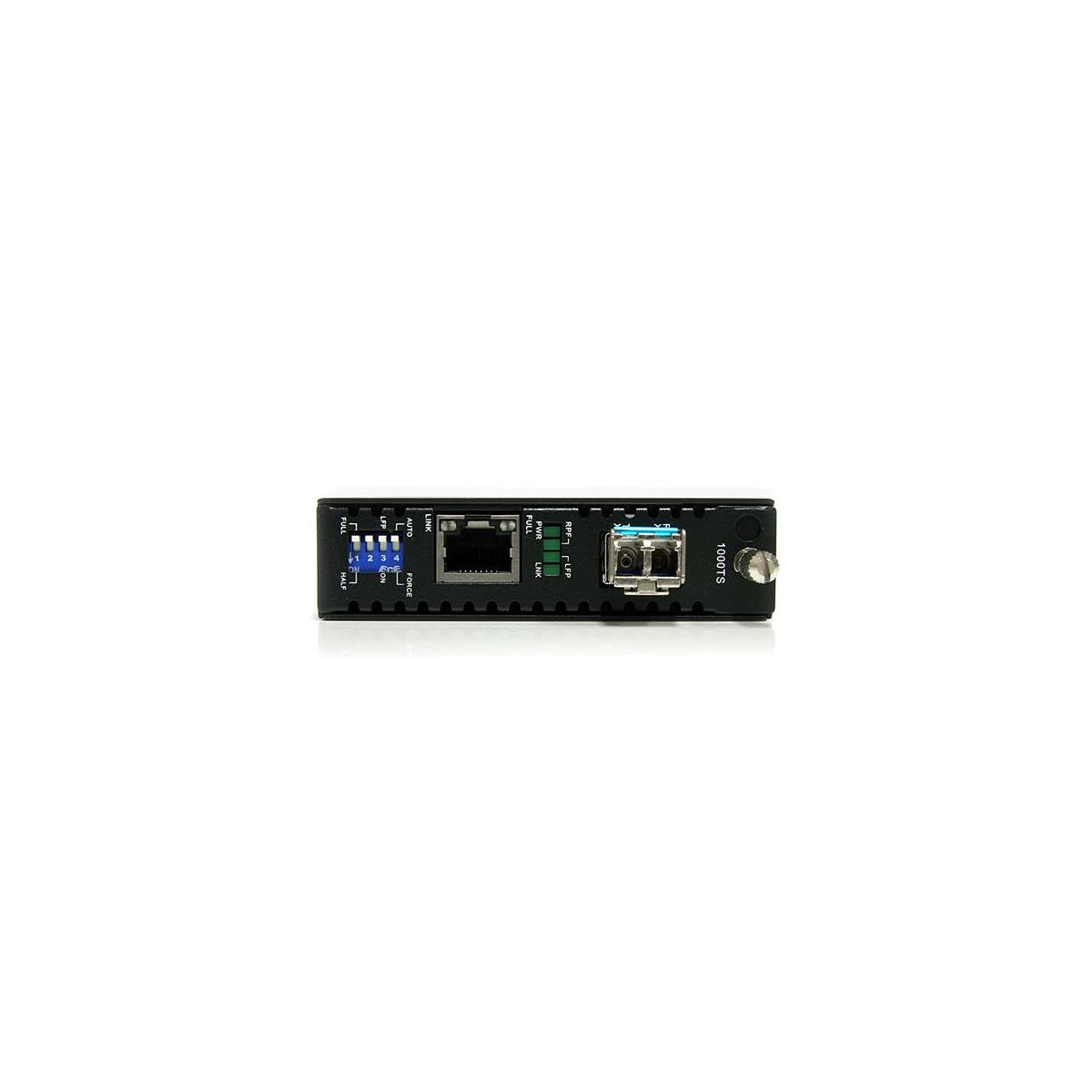 Un conversor de medios de red con interruptores DIP, Ethernet y puertos de fibra óptica.