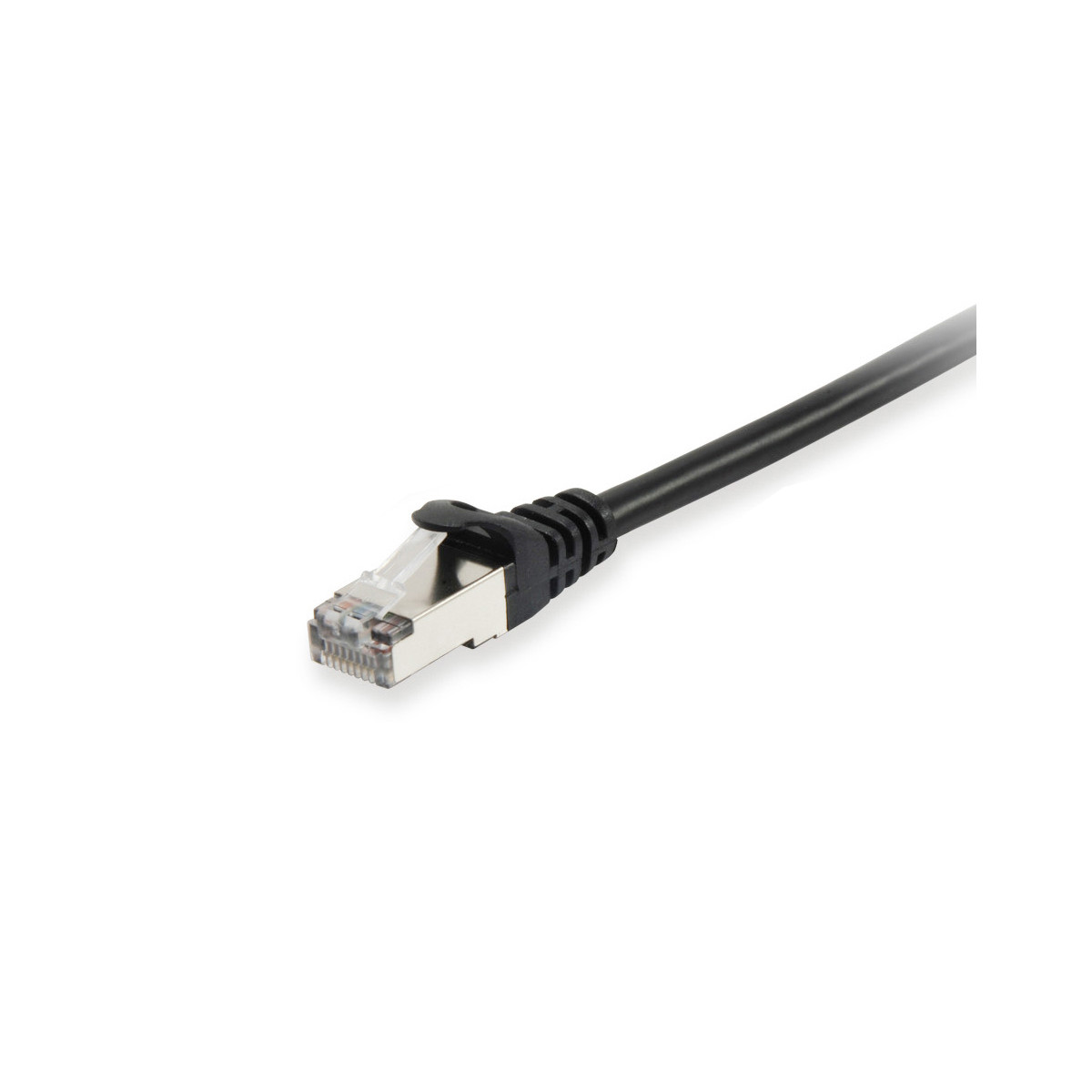 Un cable Ethernet negro con un conector RJ45 plateado sobre fondo blanco.