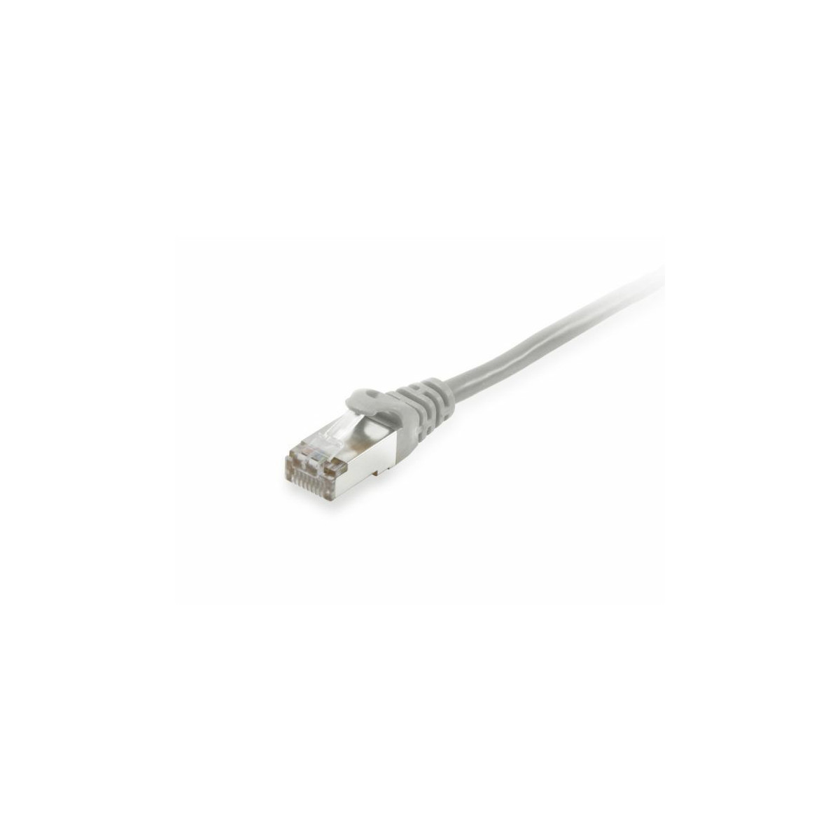 Câble réseau gris avec connecteur RJ45, sur fond blanc.