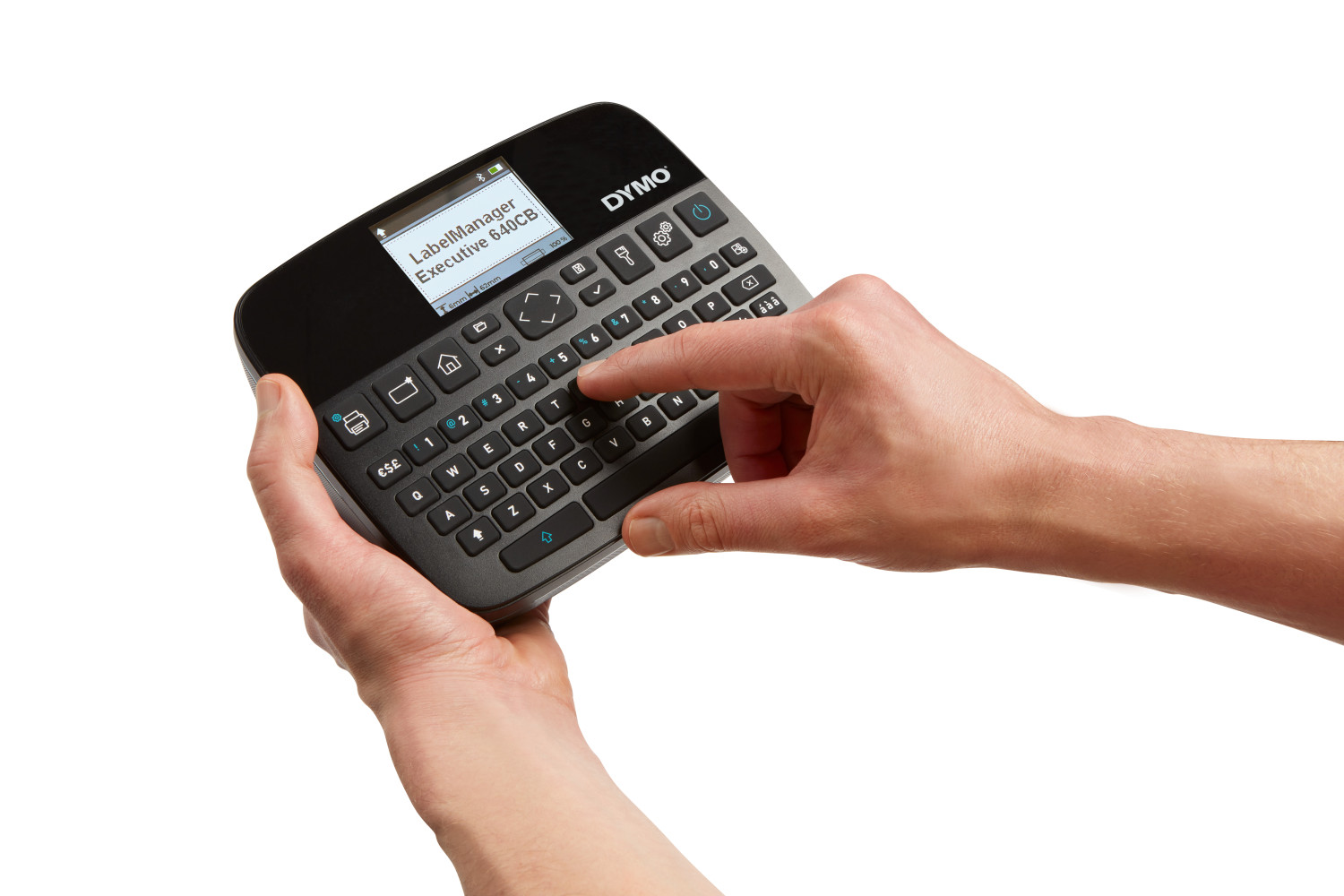 Person benutzt ein schwarzes DYMO LabelManager Etikettengerät mit QWERTZ-Tastatur.