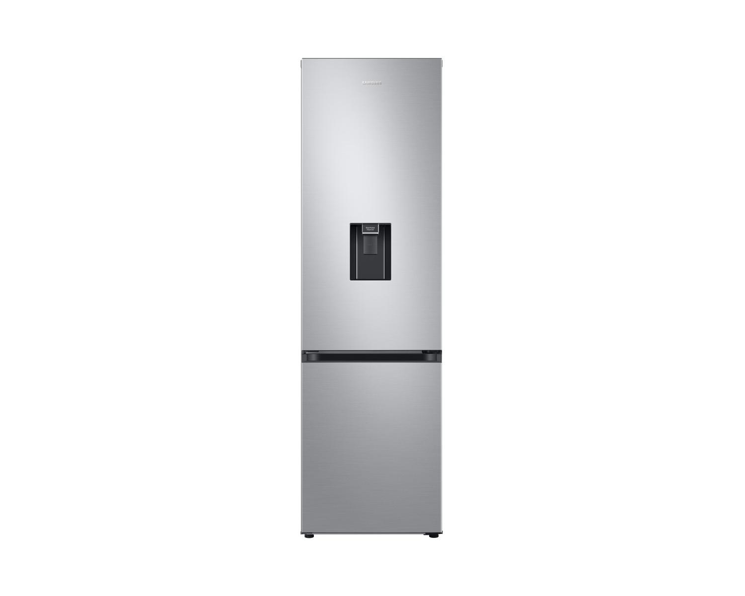 Un elegante frigorifero Samsung argentato con dispenser d'acqua su sfondo bianco.
