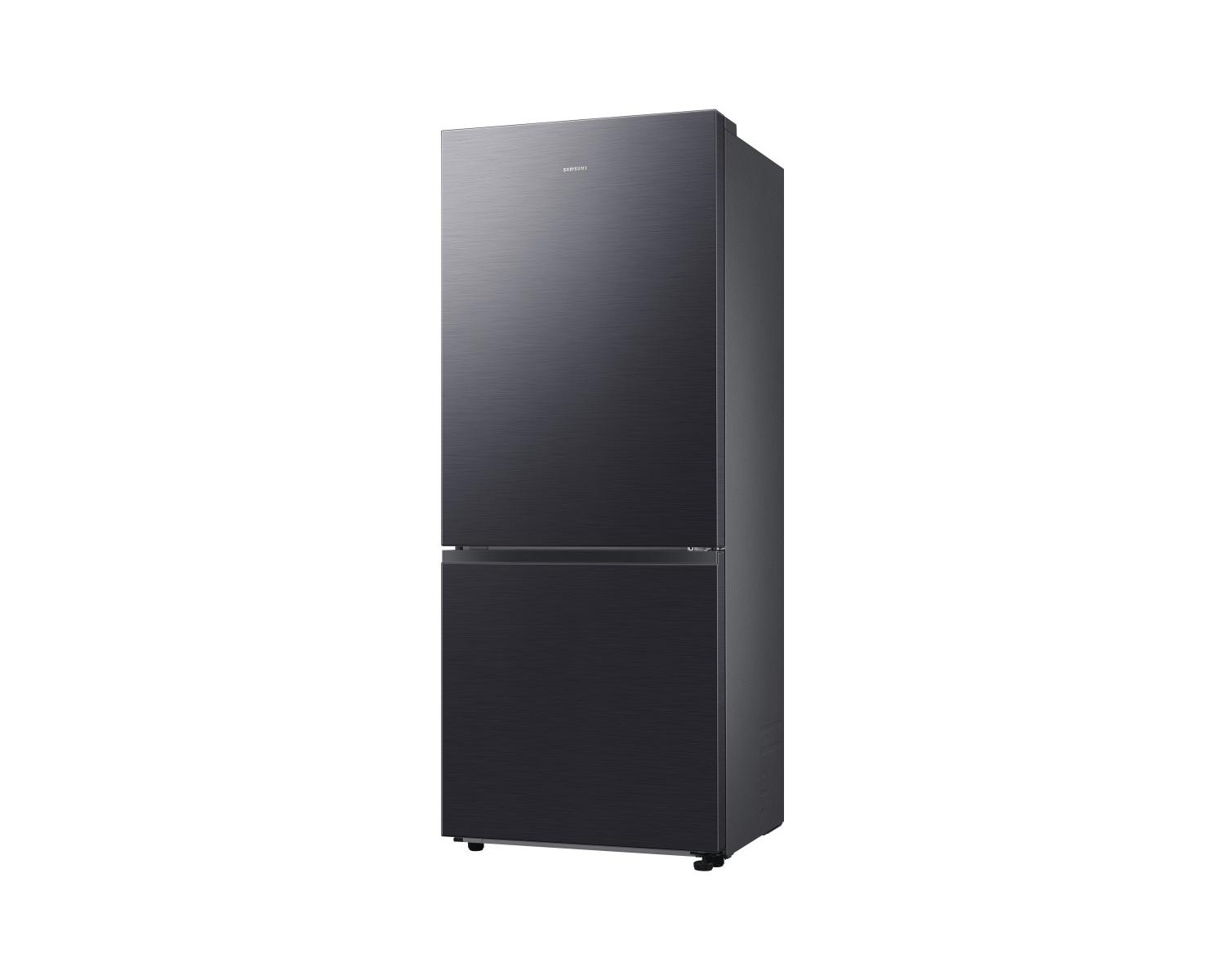 Un elegante frigorifero Samsung scuro a due porte su pavimento bianco.