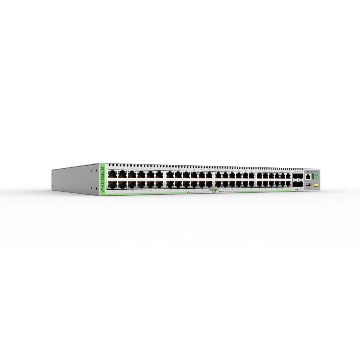 Uno switch di rete argentato con molte porte e marcature verdi.