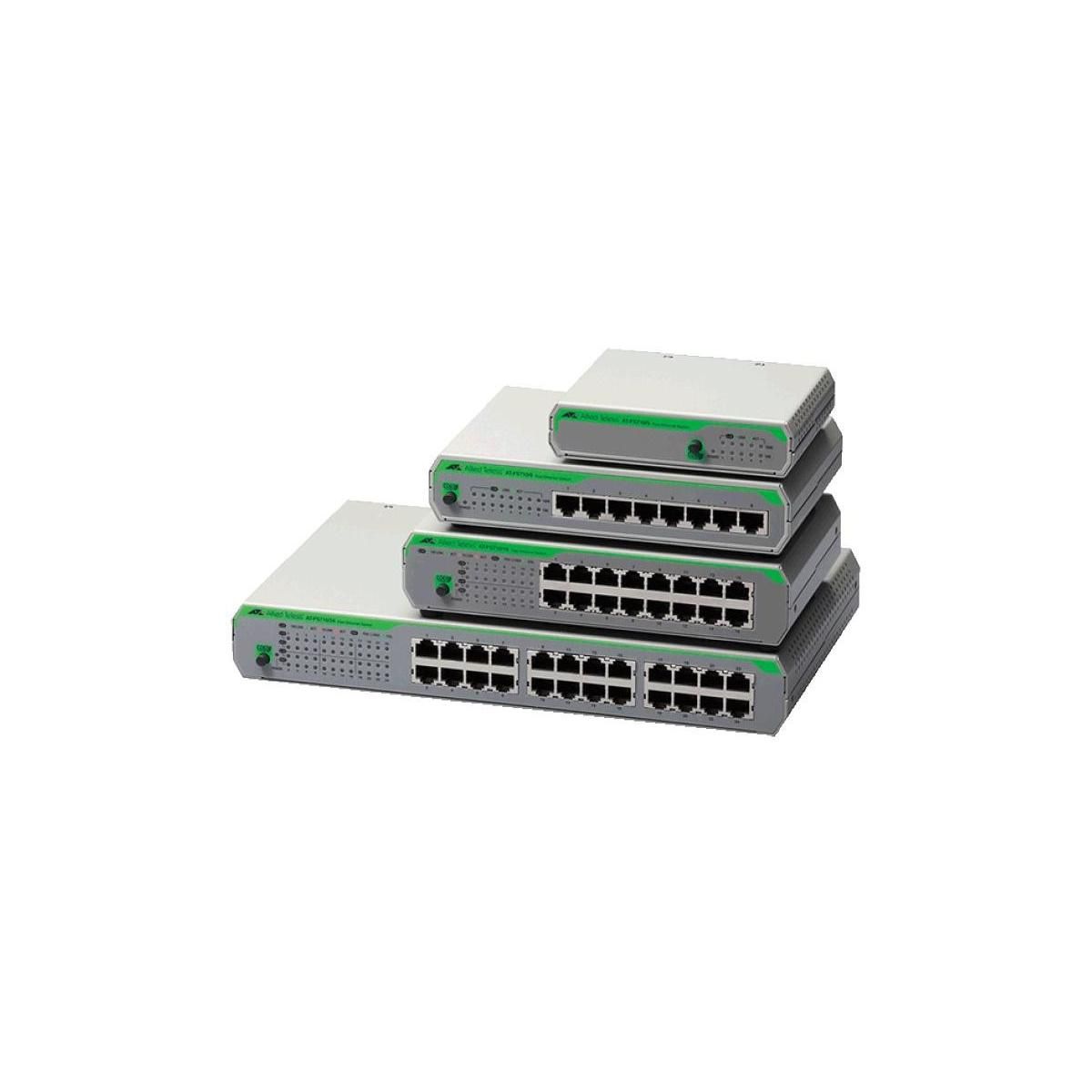 Quattro switch di rete impilati in grigio e verde con numerose porte.