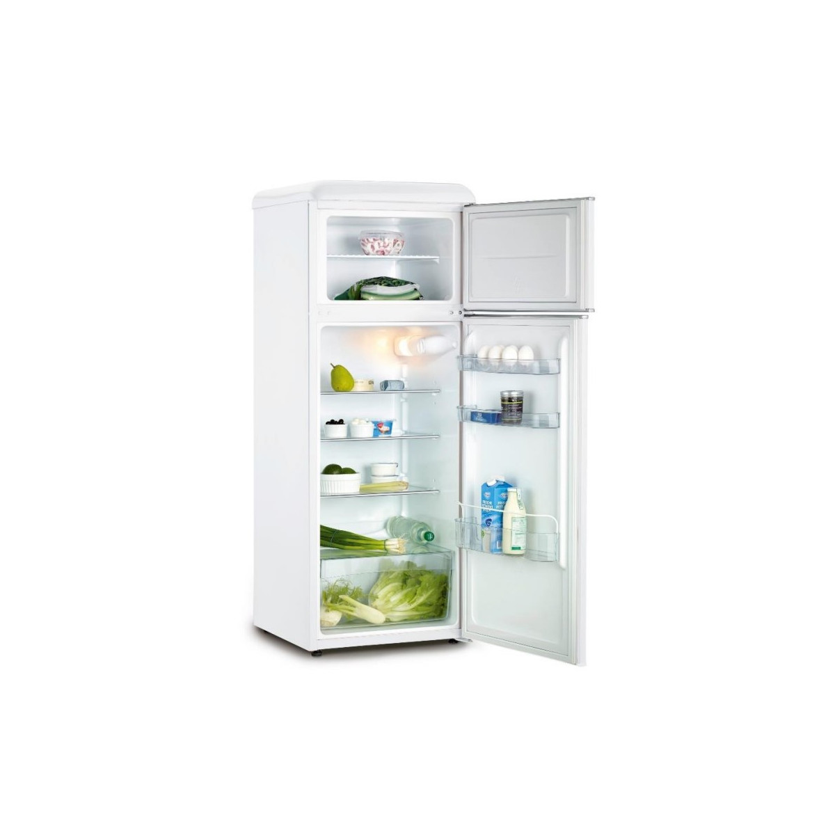 Un frigorifero bianco con porta aperta, pieno di cibo come frutta, verdura e latticini.