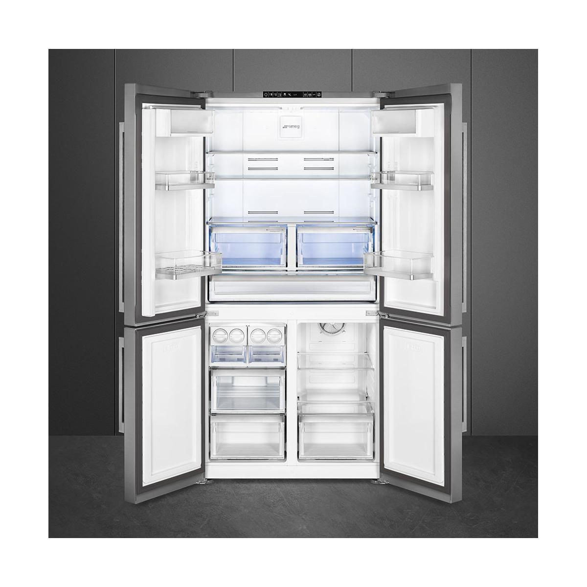 Refrigerador Smeg plateado abierto con múltiples estantes y cajones visibles en el interior.