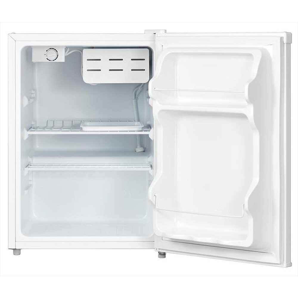 Een witte koelkast met geopende deur, twee planken en een deurvak.
