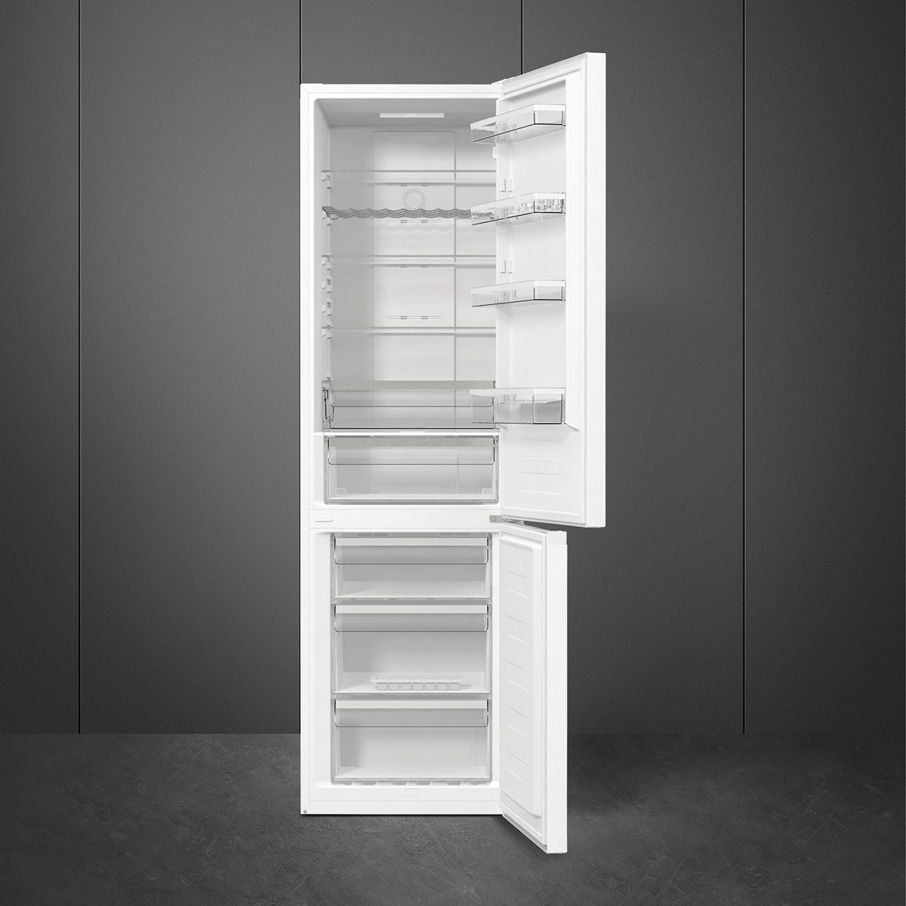 Un frigorífico blanco con las puertas del congelador y del frigorífico abiertas, vacío.