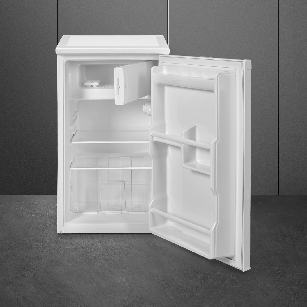Un refrigerador blanco con la puerta abierta, vacío y limpio.