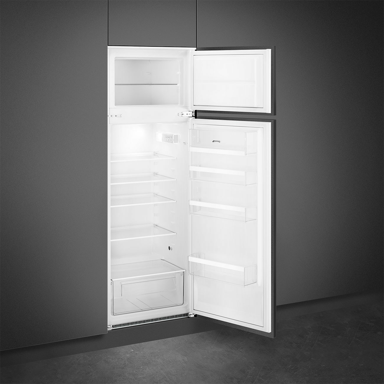 Un frigorifero Smeg bianco aperto con ripiani e cassetti, su sfondo grigio scuro.