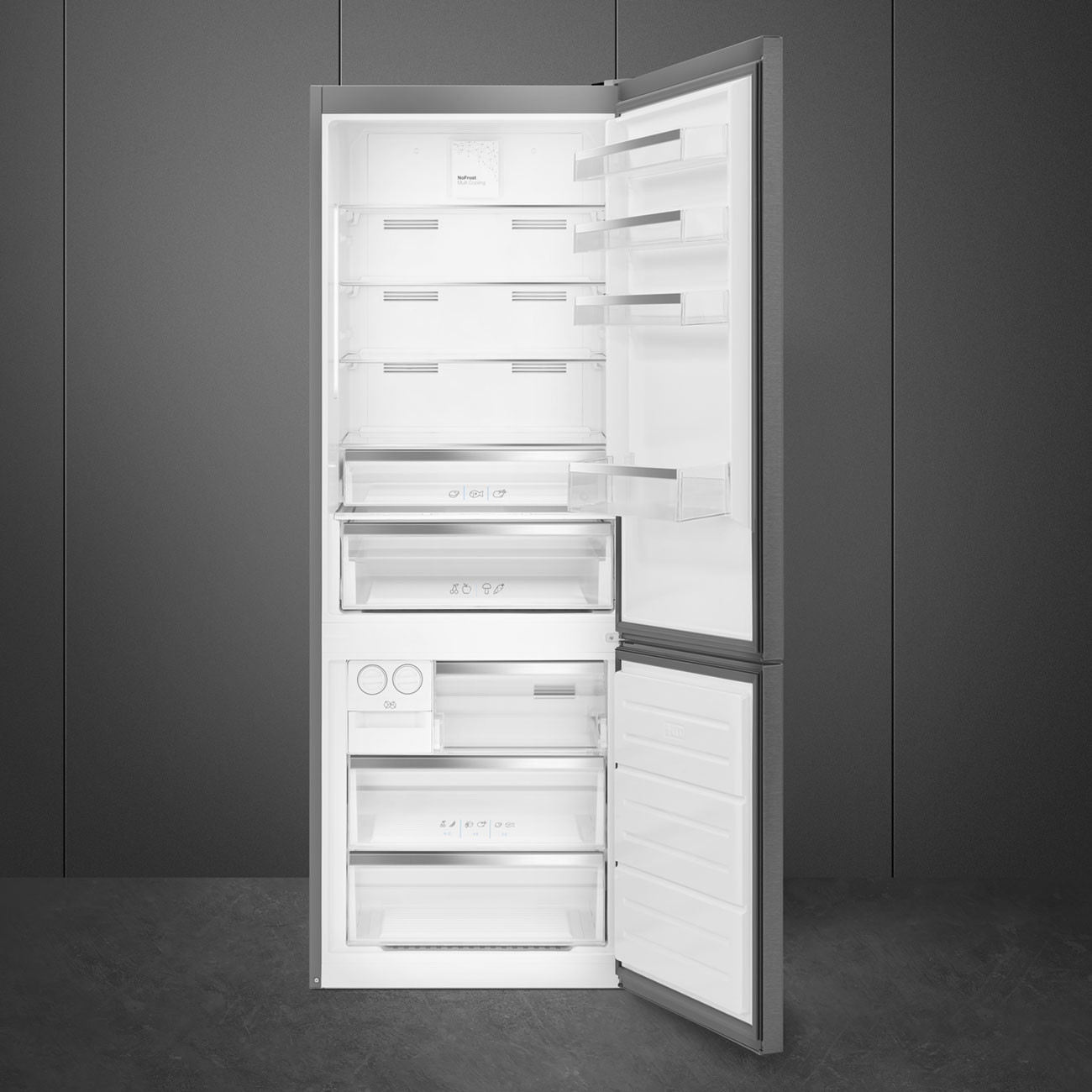 Un refrigerador vacío y abierto con múltiples estantes y cajones. La puerta está bisagrada a la izquierda.