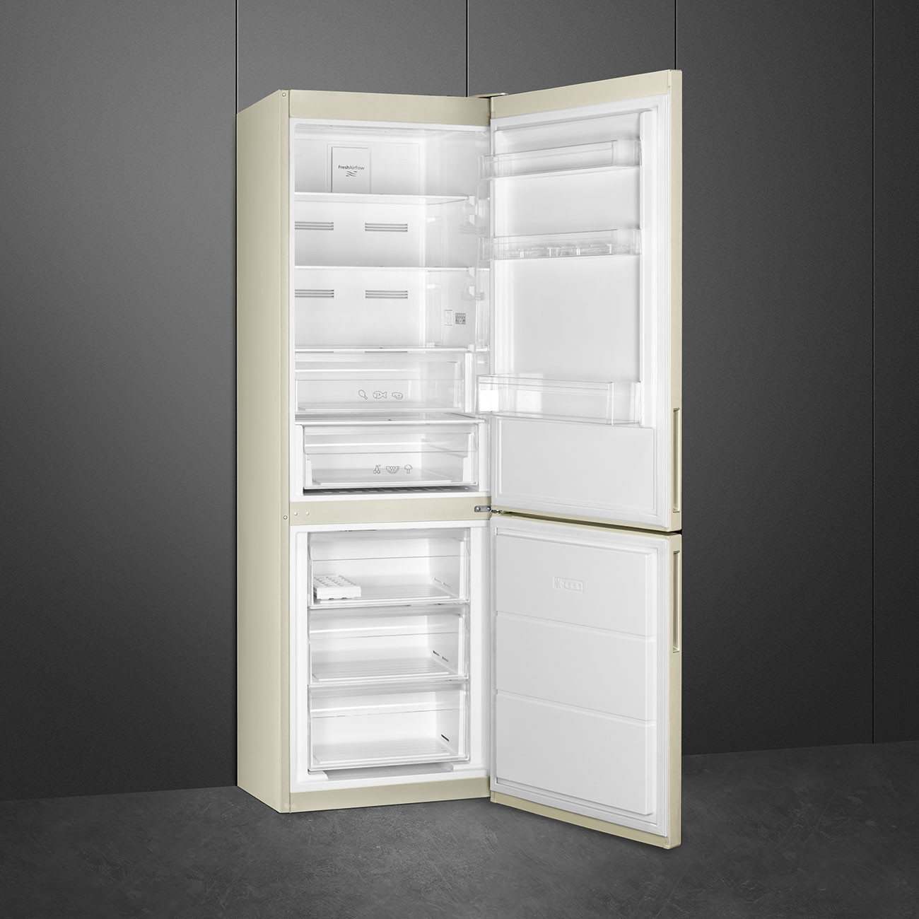 Un frigorifero beige con porte aperte davanti a una parete scura.