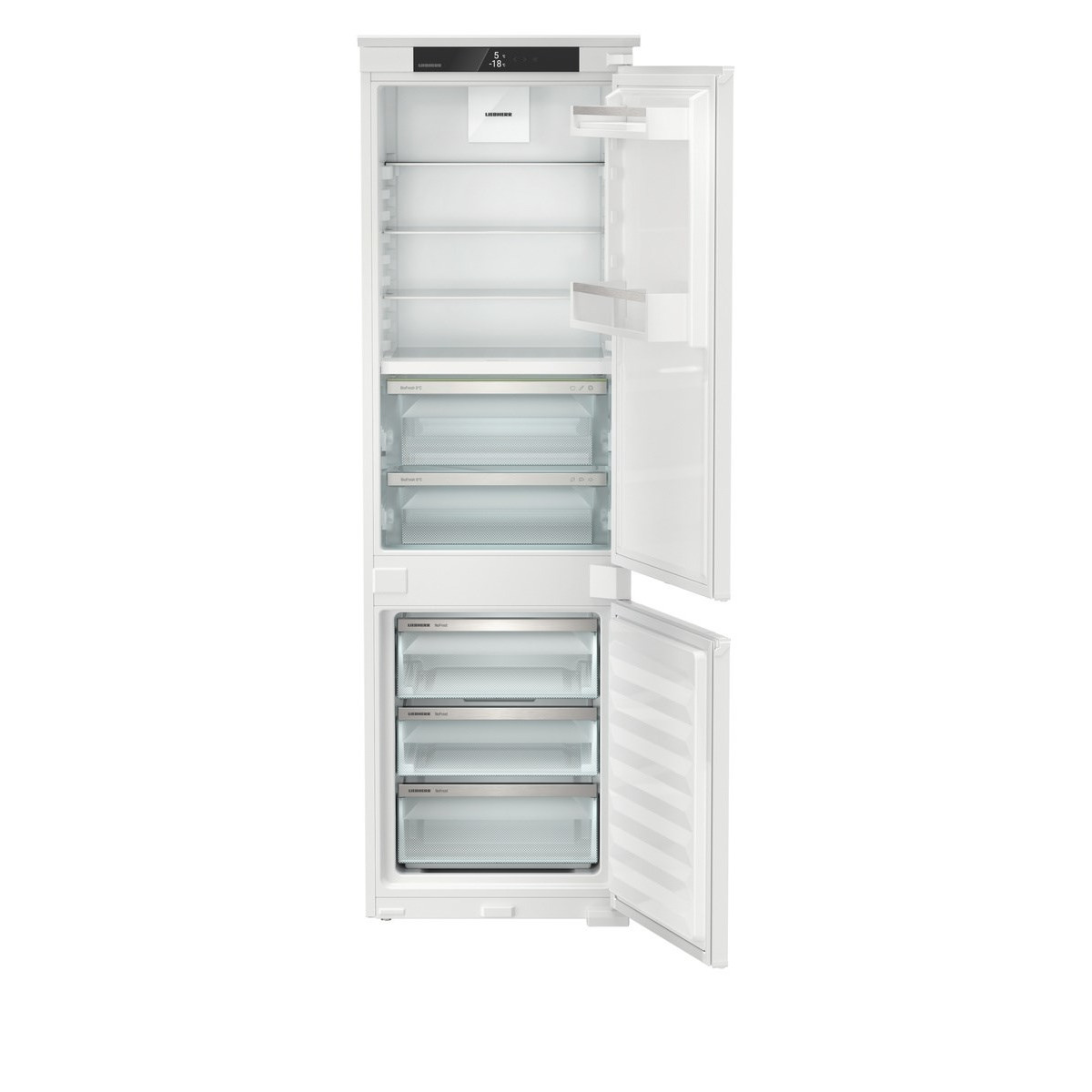 Un frigorifero bianco con porta aperta, che mostra ripiani e cassetti.