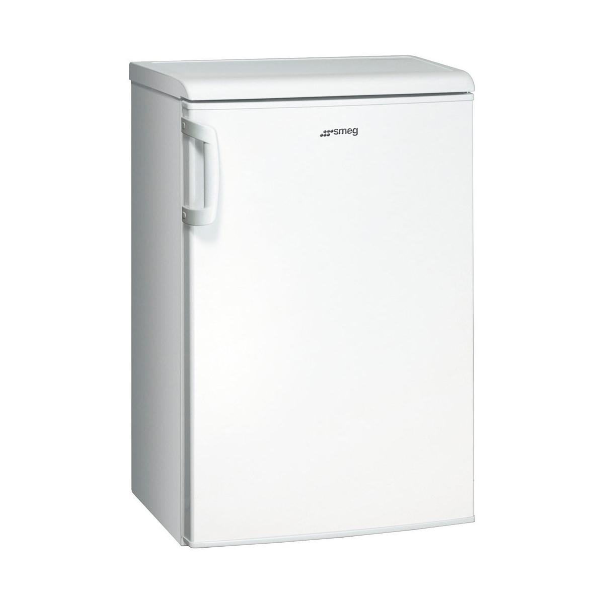 Ein weißer Kühlschrank mit einem Griff und dem Smeg-Logo.