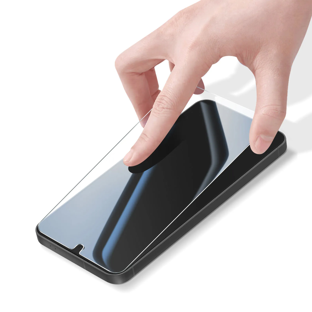 Een hand plaatst een schermprotector op een smartphone.
