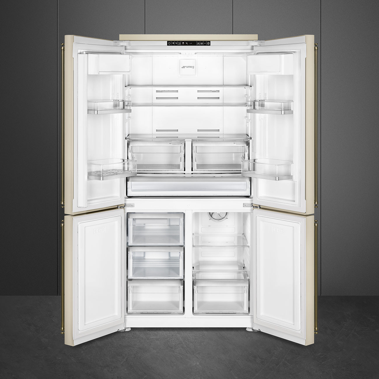 Refrigerador abierto de cuatro puertas, color crema, interior blanco y vacío con estantes y cajones.
