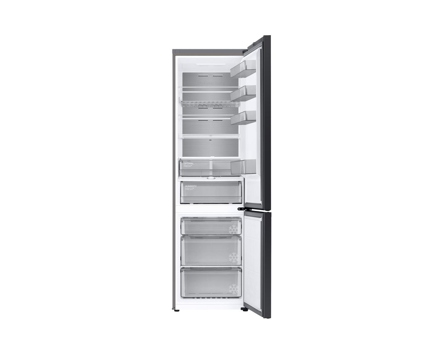 Un refrigerador abierto con estantes y cajones múltiples sobre fondo blanco.