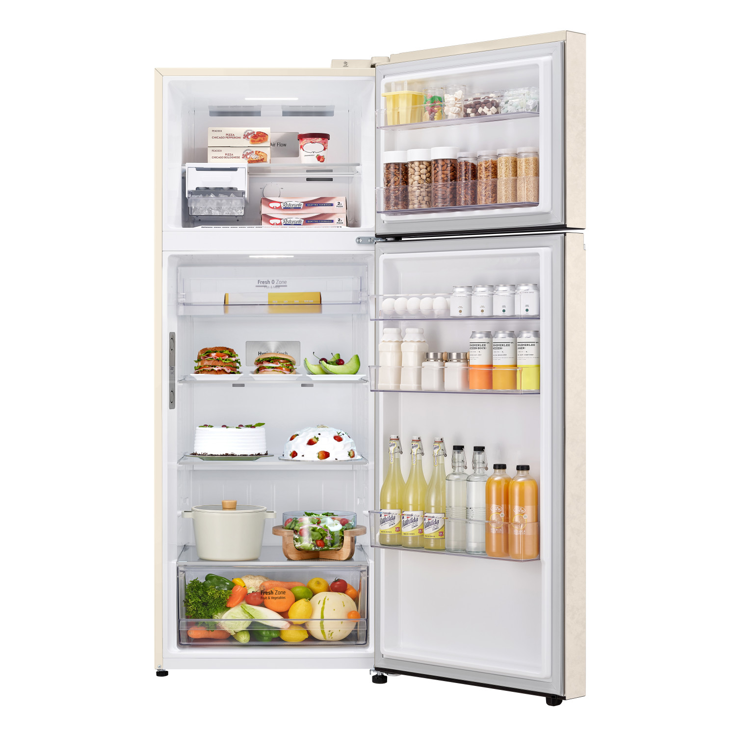 Ein offener Kühlschrank mit Lebensmitteln wie Pizzen, Obst, Gemüse, Getränken und Snacks.