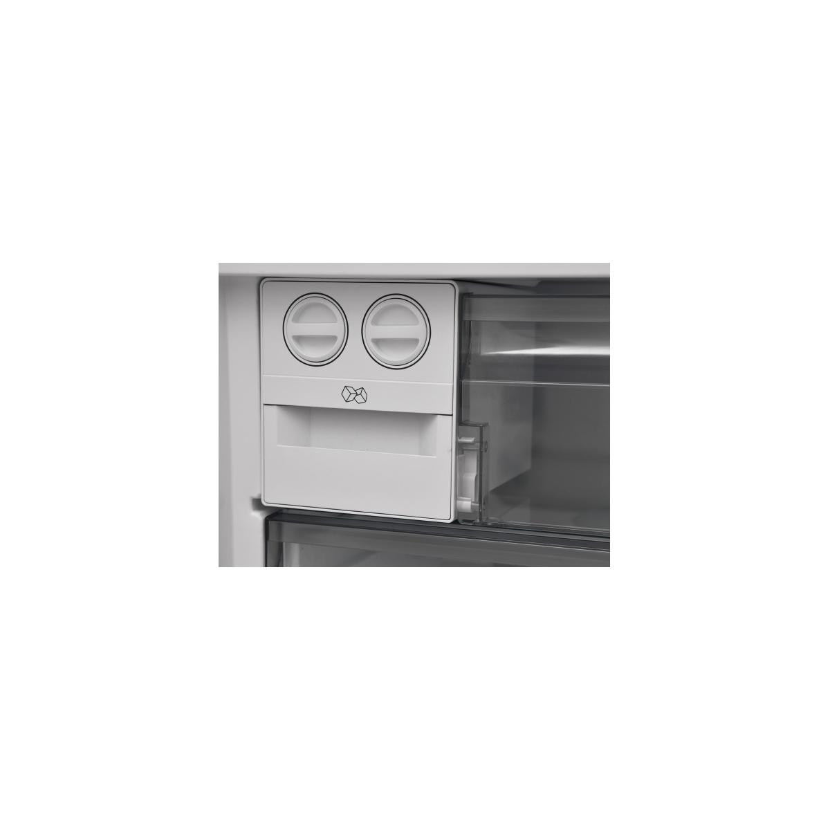 Vista interna di un frigorifero con dispenser di ghiaccio e cassetto.