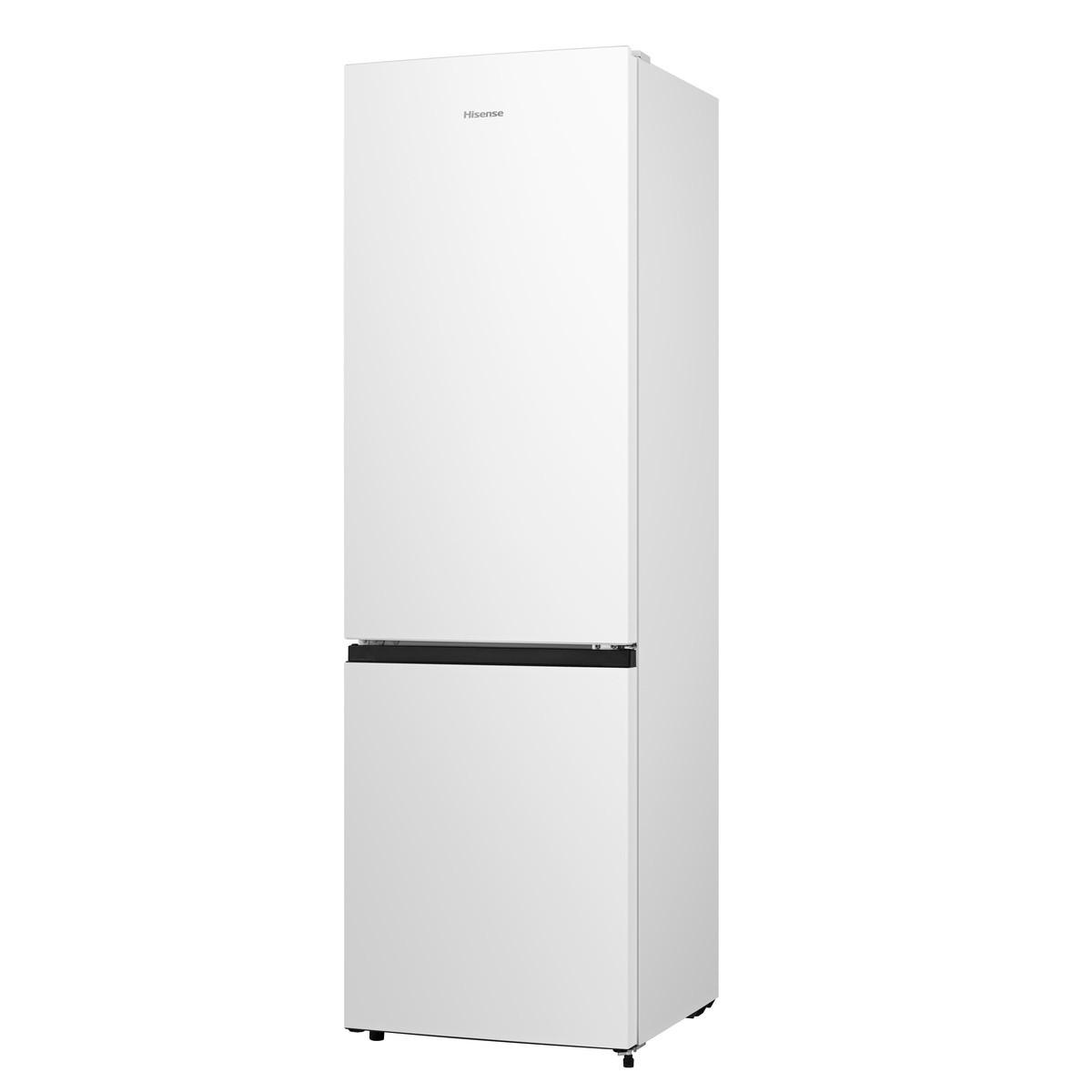 Ein weißer Hisense Kühlschrank mit zwei Türen, der auf einem weißen Hintergrund steht.
