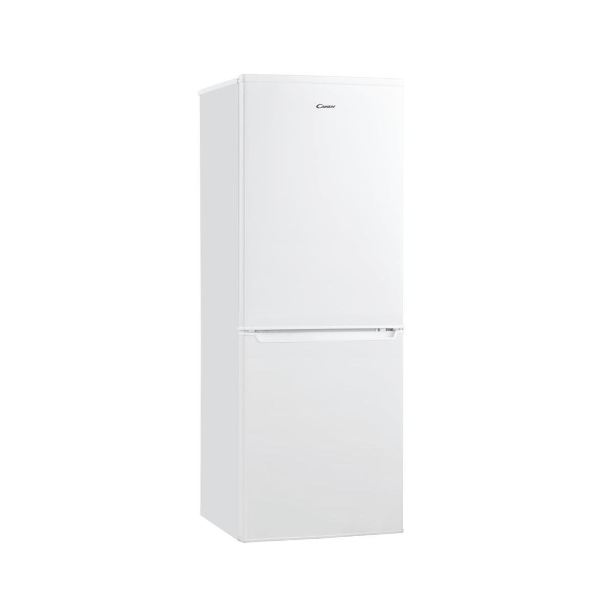 Un refrigerador Candy blanco con congelador arriba, sobre fondo blanco.