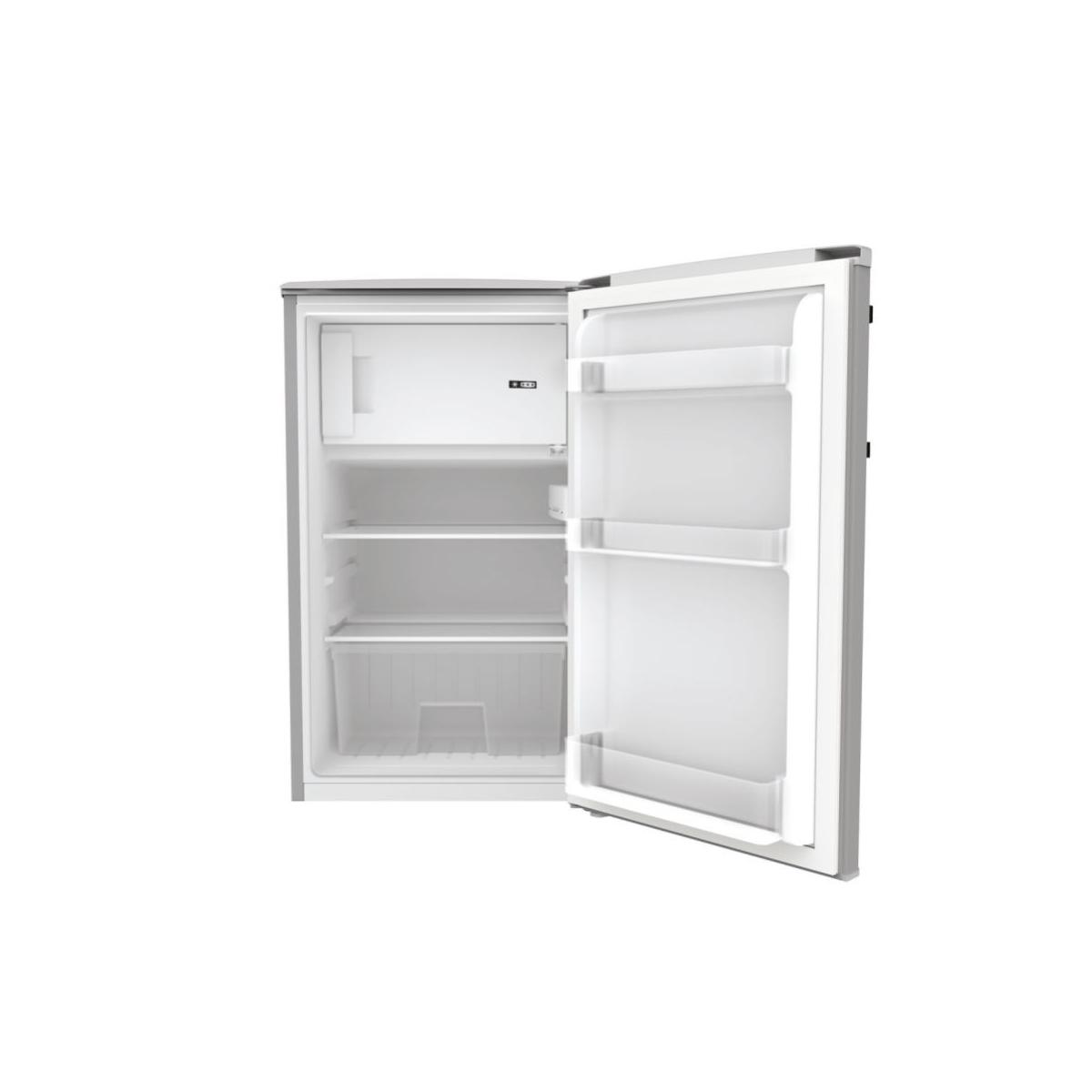 Un frigorifero bianco aperto con ripiani in vetro e scomparto congelatore.