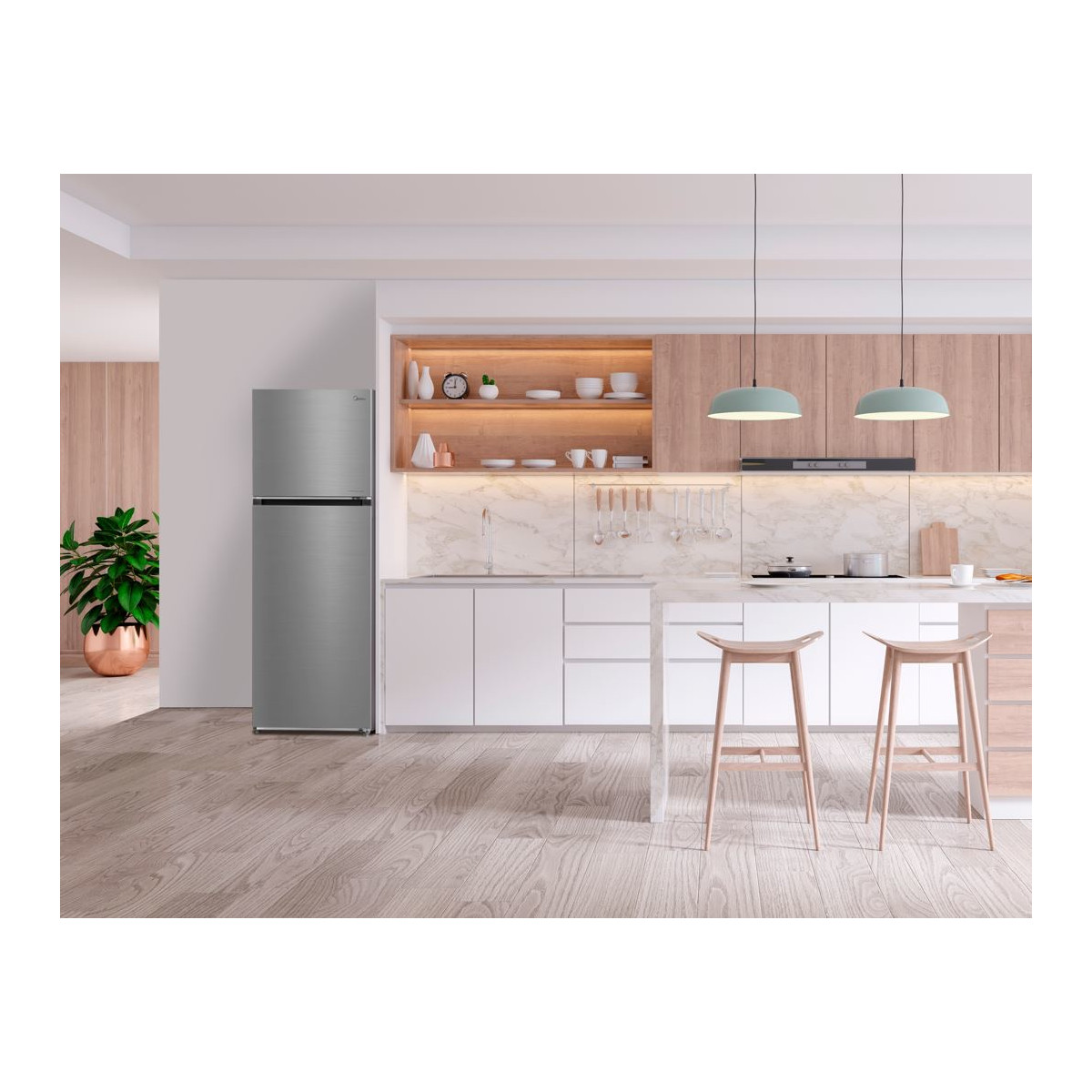 Una cucina moderna con frigorifero argentato, mobili bianchi e paraschizzi in marmo.