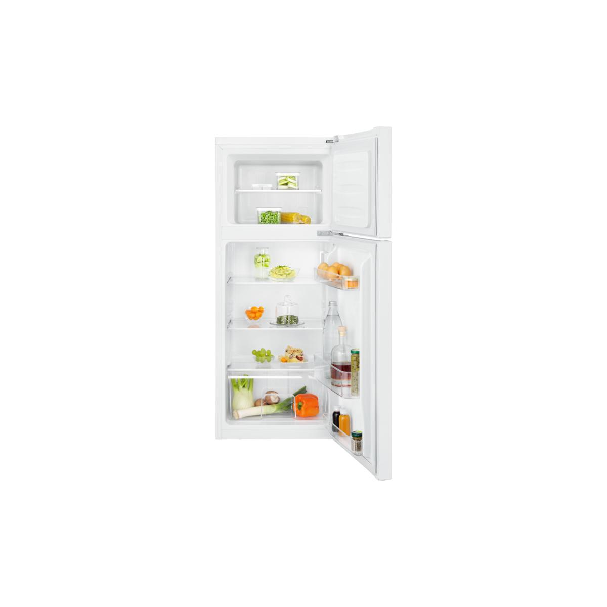 Un frigorifero bianco con la porta aperta, pieno di cibo come verdure e bottiglie.