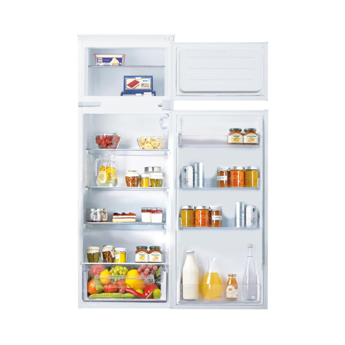 Un refrigerador abierto con alimentos en varios estantes, incluyendo frutas, verduras y frascos.