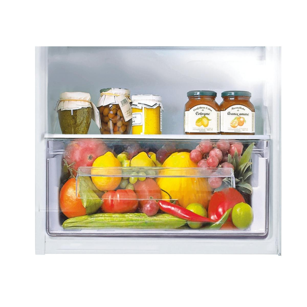 Frascos de conservas en el estante superior, cajón con frutas, verduras y chiles.