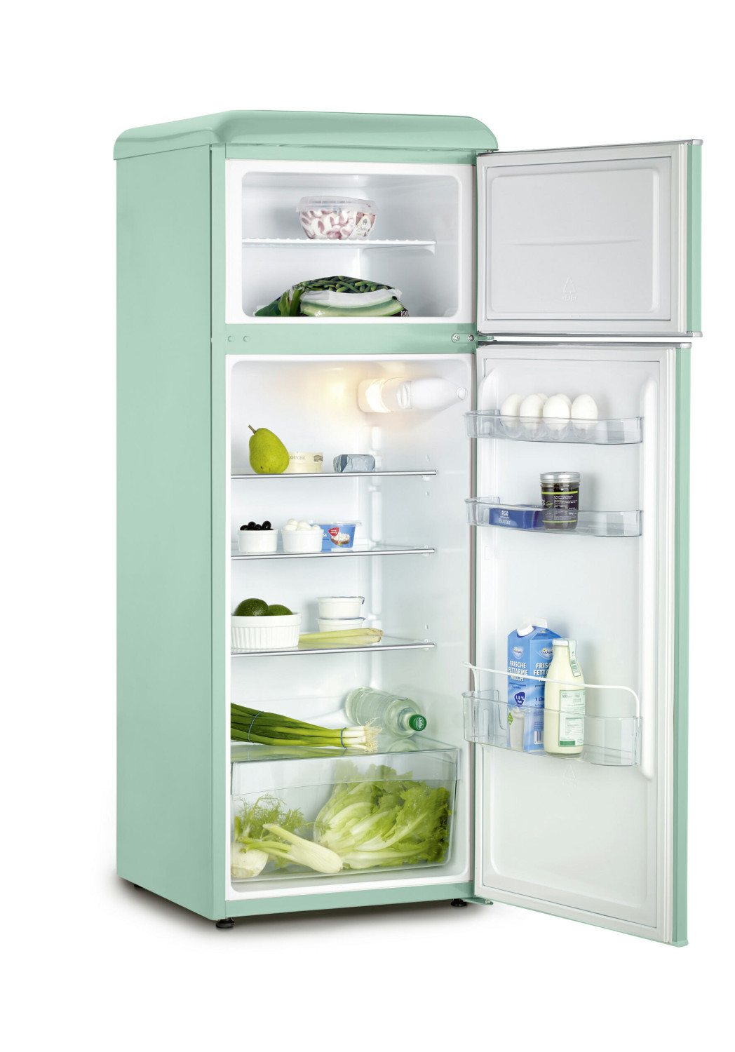 Frigorifero verde con porta aperta, rifornito di alimenti come uova, latte e verdure.