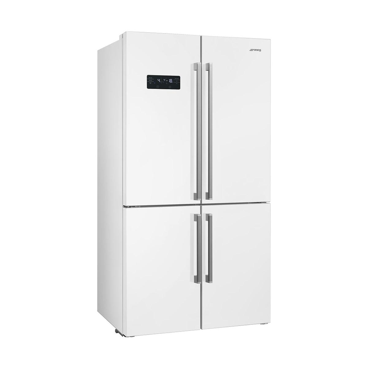 Un refrigerador blanco de cuatro puertas con pantalla digital.