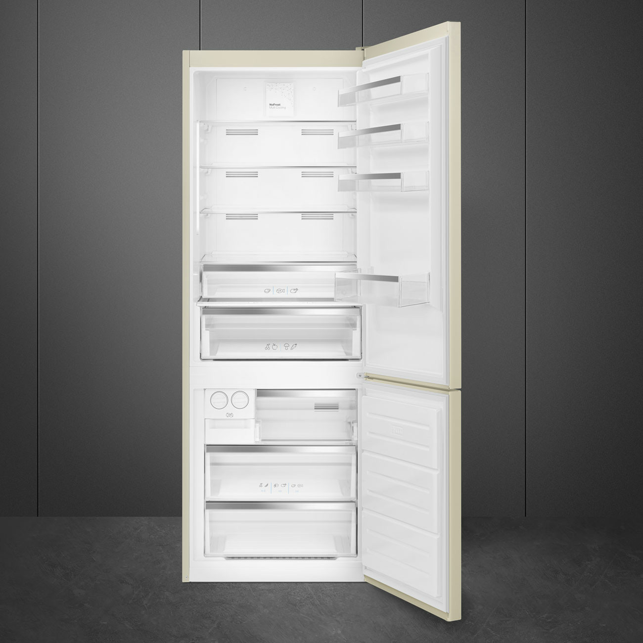 Un frigorifero color crema con porta aperta, vuoto all'interno con ripiani.
