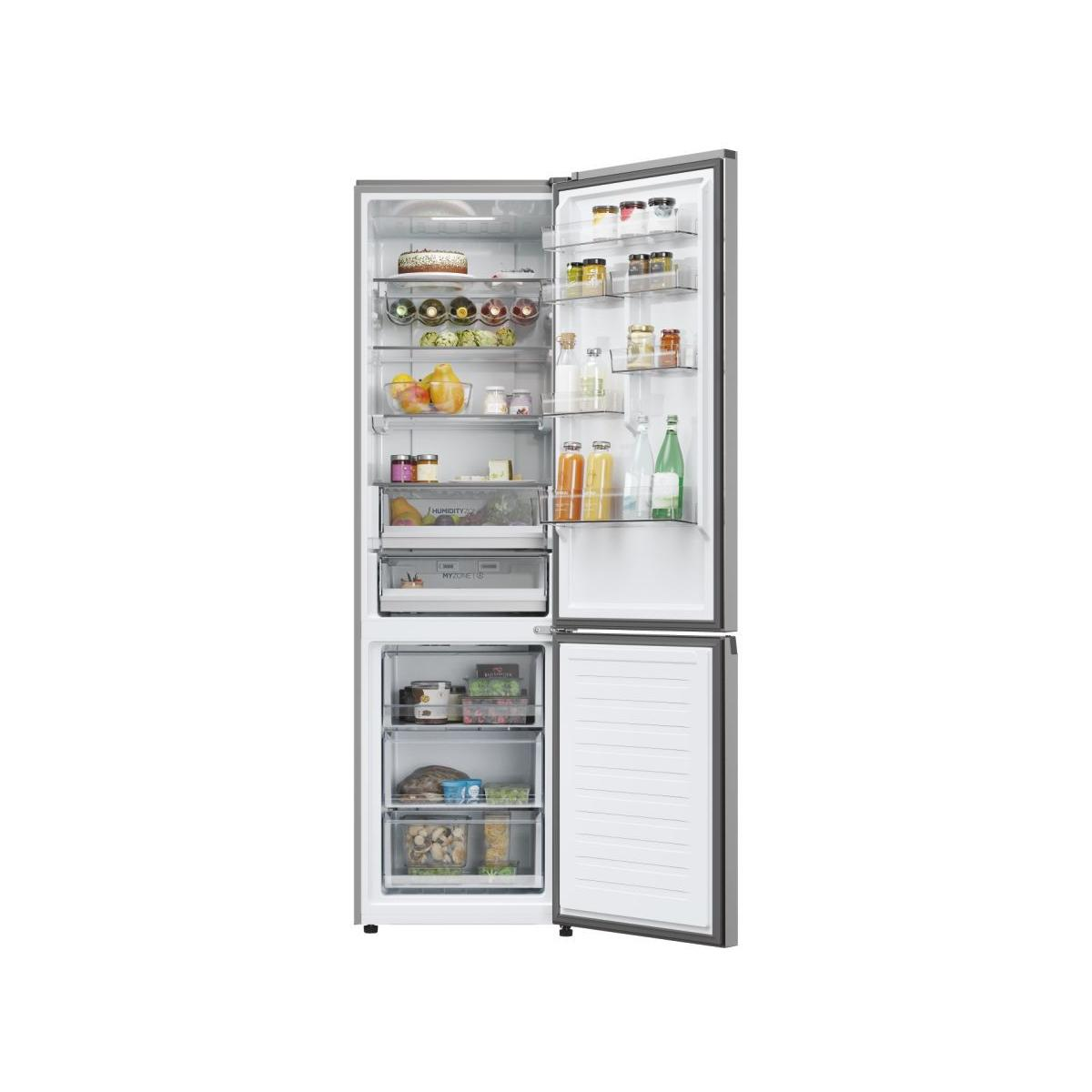 Un refrigerador abierto con alimentos en estantes y cajones.