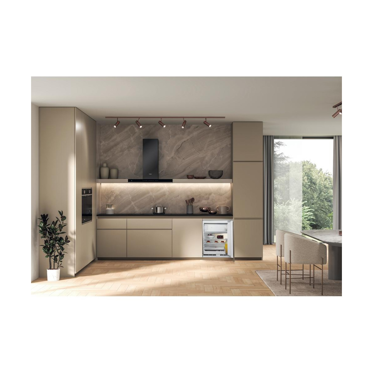 Moderna cucina beige con cappa aspirante, elettrodomestici da incasso e frigorifero aperto.