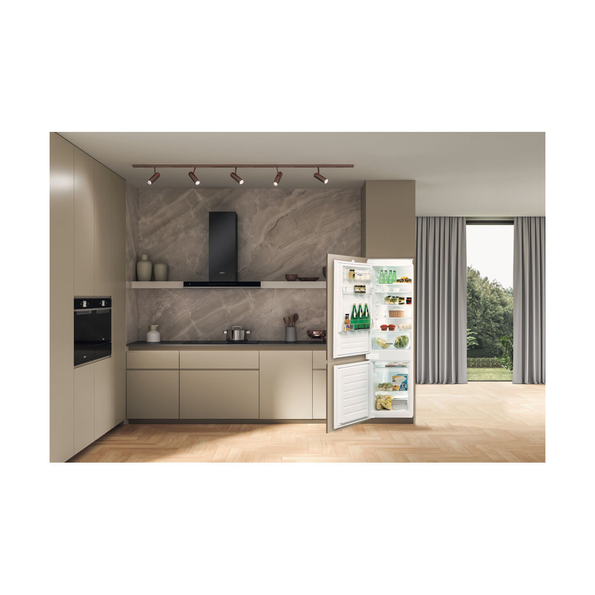 Frigorifero aperto in una cucina moderna con pavimenti in legno ed elettrodomestici.