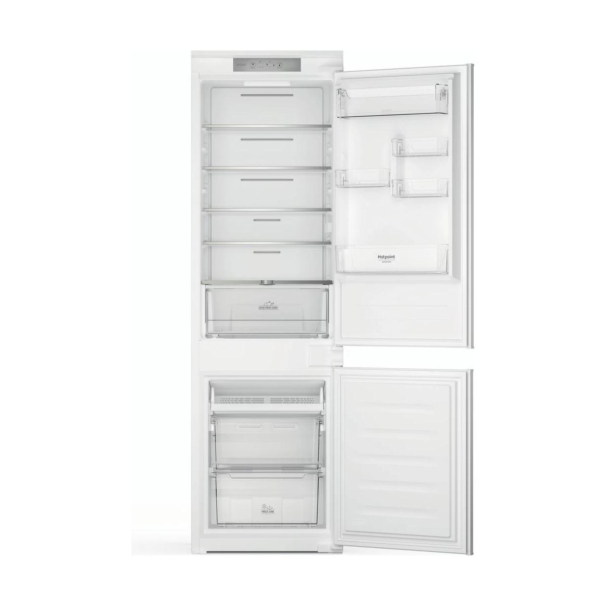 Een witte koelkast met geopende deur toont diverse transparante lades en planken.