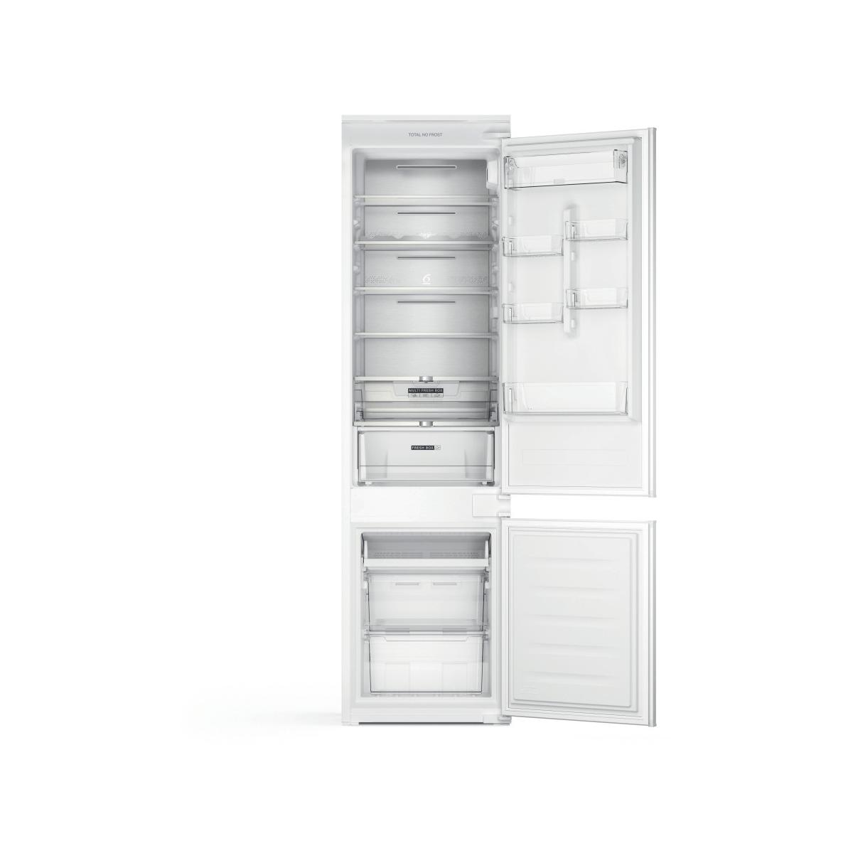 Un frigorifero bianco con porte aperte, che rivela ripiani e cassetti interni.