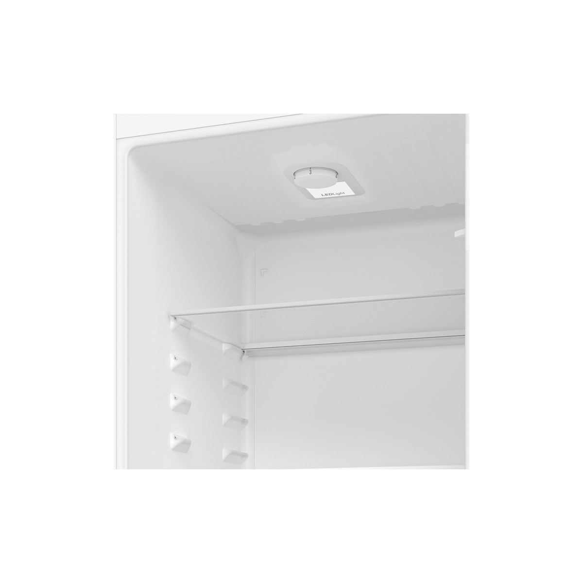 Interno di un frigorifero bianco con luce LED sul soffitto e uno scaffale.
