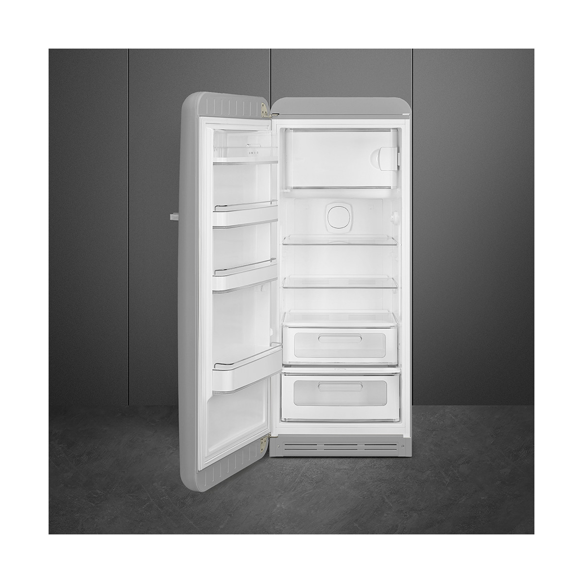 Un refrigerador abierto y de color claro con varios estantes y dos cajones.