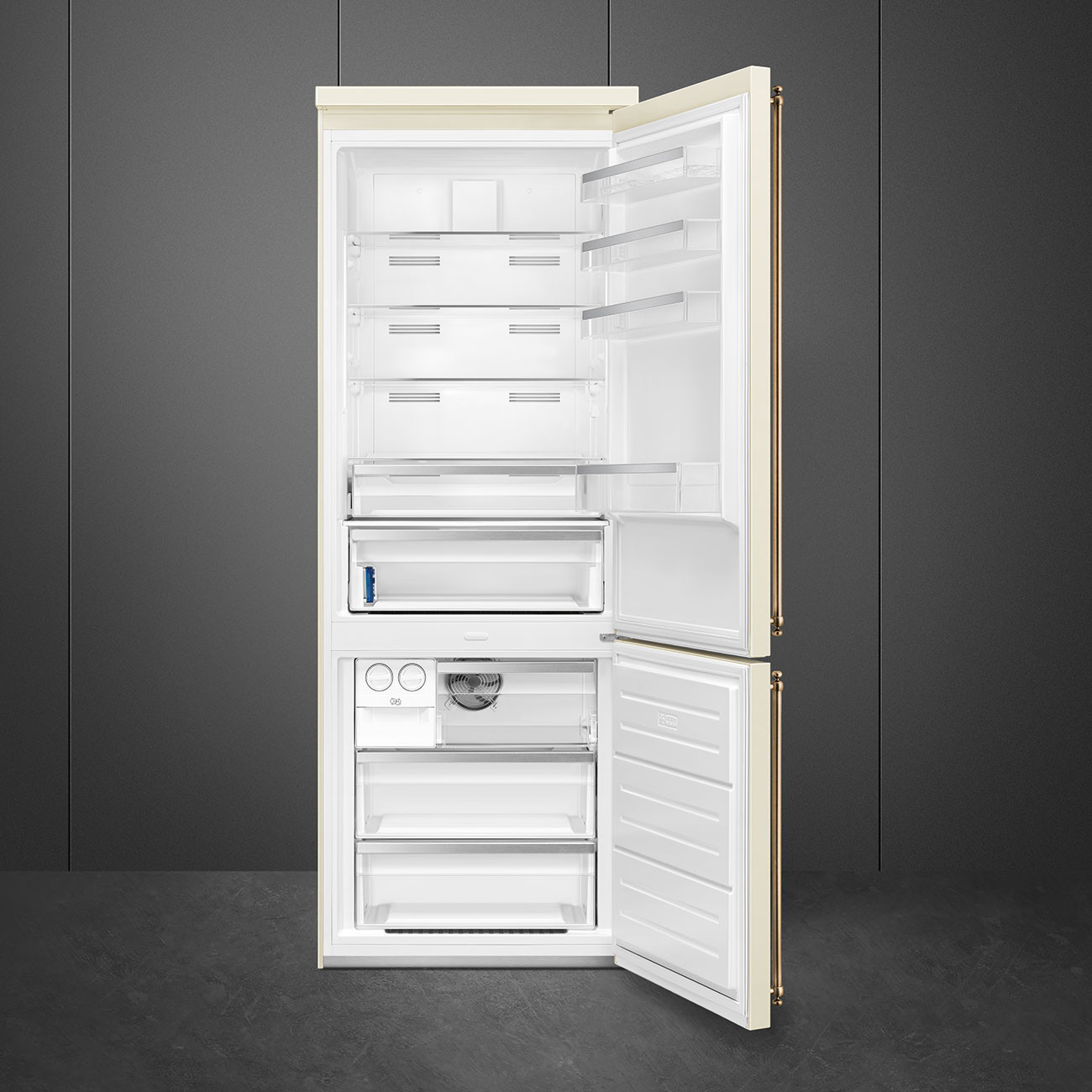 Refrigerador abierto color crema con estantes de vidrio y cajones sobre fondo gris oscuro.