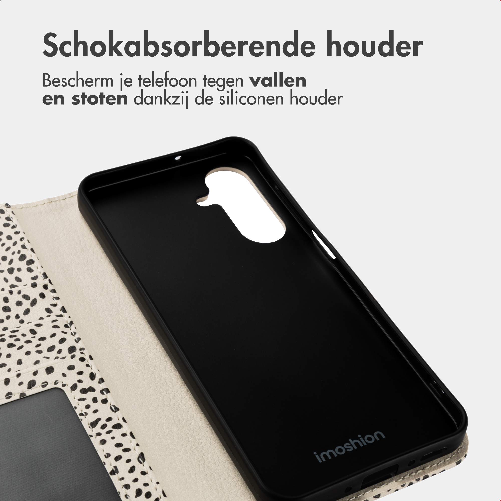 Zwarte telefoonhoes met wit vlekkenpatroon en logo.