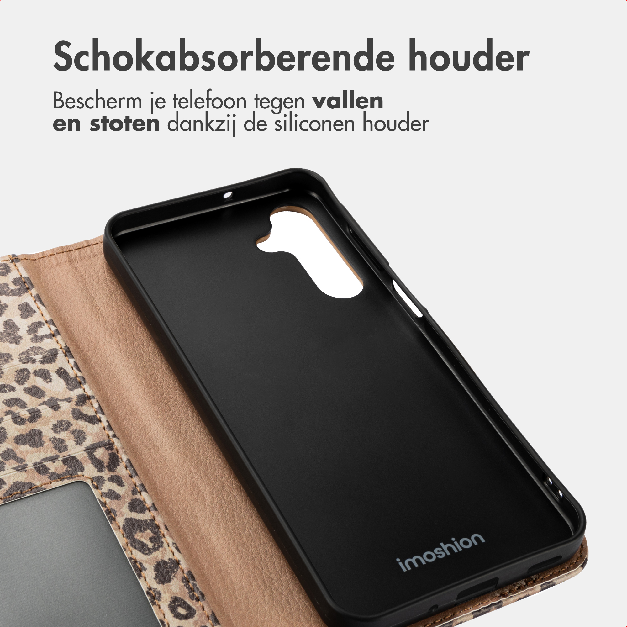Zwarte telefoonhoes met leopardprint klep en Imoshion logo.