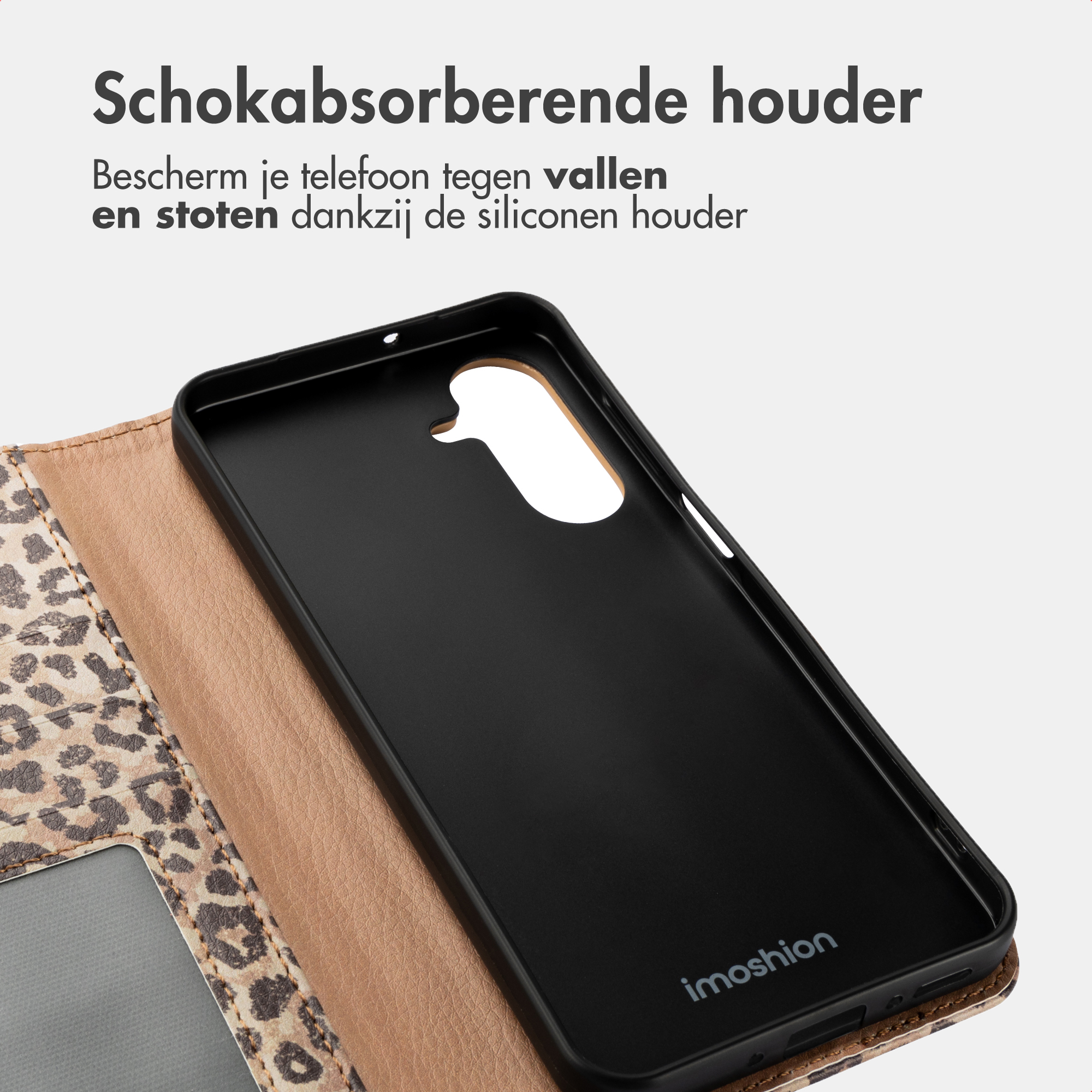 Zwarte telefoonhoes met luipaardprint en bruin leer.